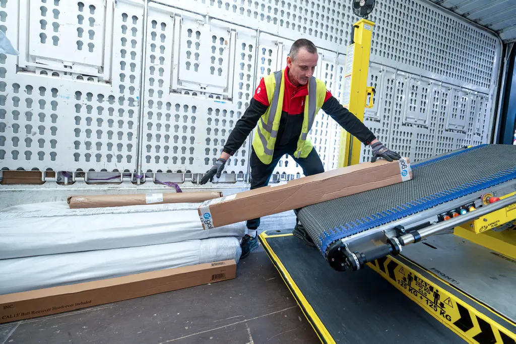 Schmalz Destuff-it™ and JumboFlex boost parcel handling at DPD